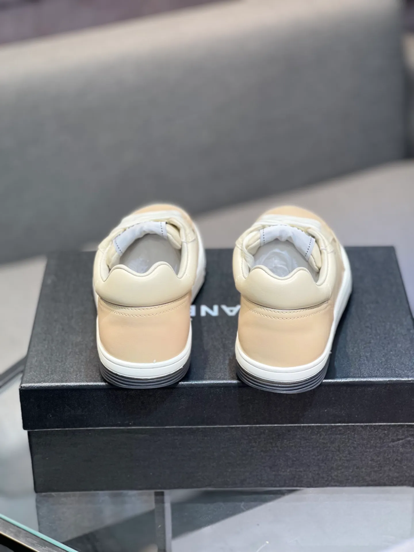 Men's men's shoes💰660 Exclusive real shots (top version) CHANEL Chanel's new panda sneakers Panda shoes Chanel 2025ss color matching thick-soled casual sports shoes sneakers Counter synchronization The counter is very popular Very difficult to buy a shoe The most popular thick-soled panda shoes on the Internet It is obvious that Xiaoxiang control cannot miss it Simple and versatile white shoes that have both good looks and comfort Thick sole increases height, is super versatile and can be worn with eyes closed😍 Whoever wears it will look better. Upper: calfskin. Lining: imported sheepskin lining. Outsole: TPU original outsole. Size: 35-44 (41 for women, 40 for men, custom made).